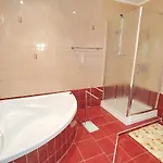 بيت للعطل No 68 House Tuende With Covered Swimming Pool