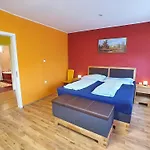 بيت للعطل No 68 House Tuende With Covered Swimming Pool