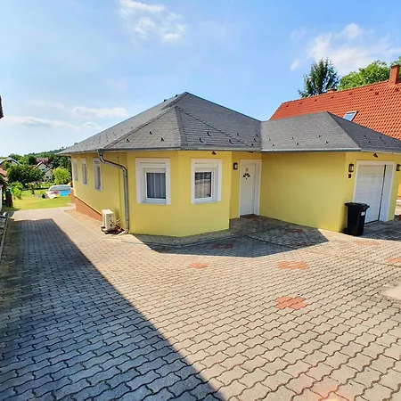 No 68 House Tuende With Covered Swimming Pool بيت للعطل Balatongyörök