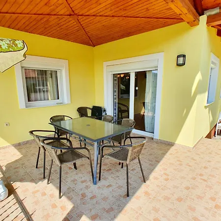 No 68 House Tuende With Covered Swimming Pool